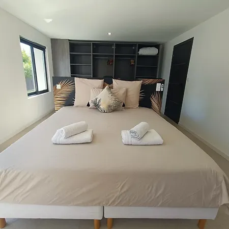 Vue Et Emplacement D'exception A 20 M De La Des Sablettes *