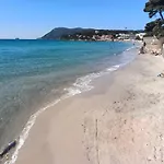 Vue Et Emplacement D'exception à 20 M De La Des Sablettes *